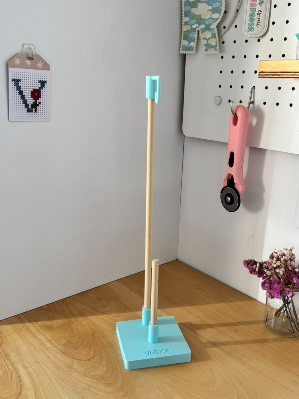 Portacono VeCKA — Soporte para cono de hilo con guía de hilo